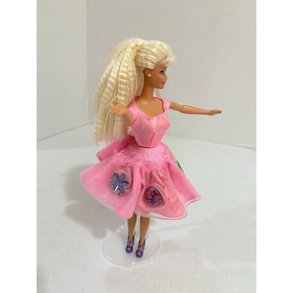 Vintage 1997 twirlin Barbie. Skirt has pods of lip, cheek and eye makeup. - Picture 4 of 16
